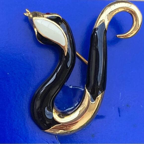 Vintage Gerry’s Signed Goldtone Black Snake Brooch Pin Rare Collectible - Picture 6 of 10